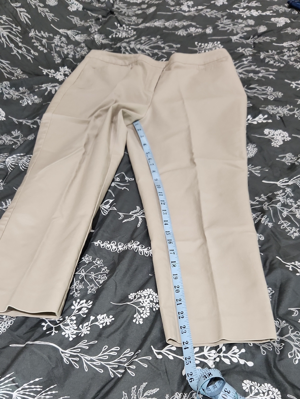 Chico’s Women's Light Tan Chino Crop Tapered Leg Casual High Rise Pants Sz‎ 1